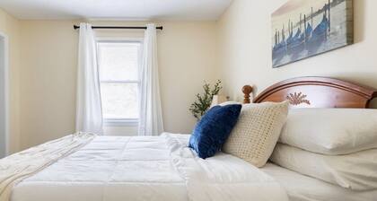 Centally located w/ coffee bar, theatre/gameroom