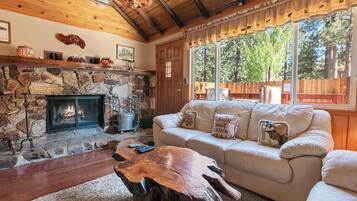 Smart-tv, een open haard en een dvd-speler