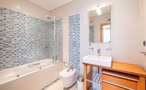 Ensemble douche/baignoire, baignoire à jets, bidet
