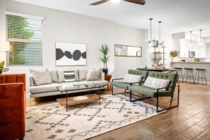 Flatskjerm-TV og stereoanlegg