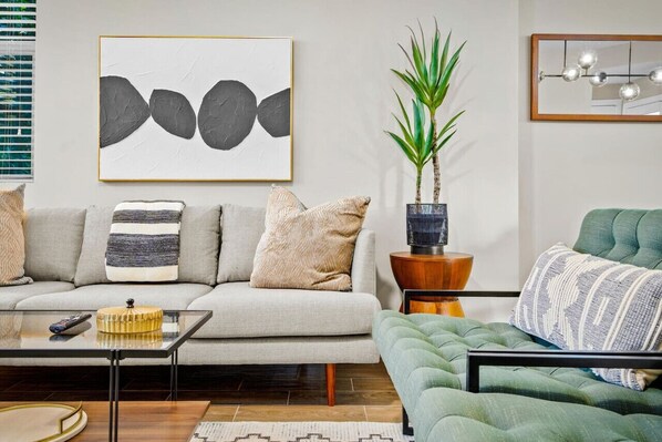 Flat-screen TV, stereo