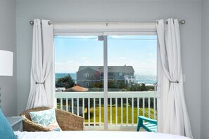 4 bedrooms, iron/ironing board, WiFi (free), bed sheets - 5 Decks, Pool, Kure Beach Pier & Boardwalk (Kure Beach)