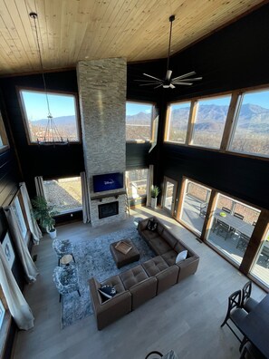 Älytelevisio, takka, videopelejä, pöytäjalkapallopöytä