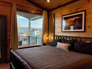 5 bedrooms, iron/ironing board, WiFi, bed sheets