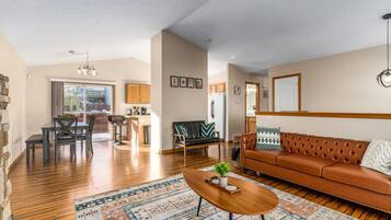 TV connectée, cheminée, baby-foot, écrans d'ordinateur