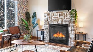 TV connectée, cheminée, baby-foot, écrans d'ordinateur