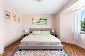 4 habitaciones, escritorio y tabla de planchar con plancha 