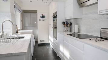 Geladeira, lava-louças, chaleira elétrica, torradeira