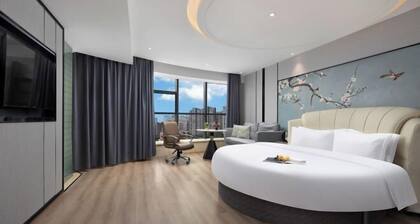 Ezzy·UrbanCultureHub