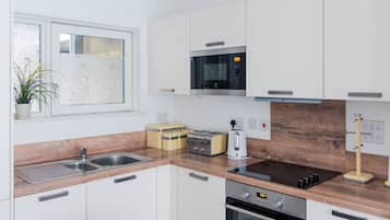 雪櫃、微波爐、焗爐、爐具