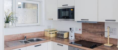 冷蔵庫、電子レンジ、オーブン、コンロ