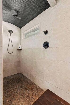 Badewanne, Haartrockner, Handtücher