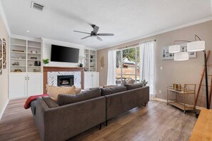 Una televisión, videojuegos, una oficina