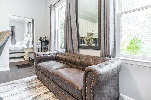 Luxurious 1-bedroom with Free Parking