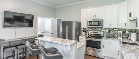 Kylskåp, mikrovågsugn, ugn och spishäll