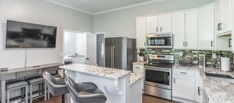 Luxurious 1-bedroom with Free Parking