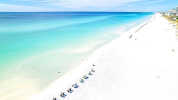 Una spiaggia nelle vicinanze, lettini da mare, teli da spiaggia