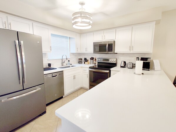 Jääkaappi, mikroaaltouuni, uuni, liesi