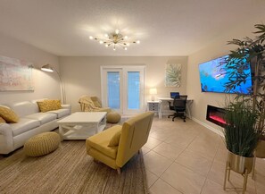 Smart TV, chimenea y videoteca 