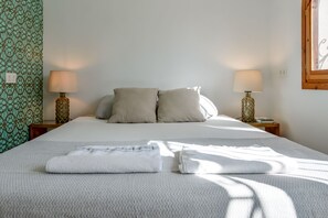 5 habitaciones, tabla de planchar con plancha, wifi y ropa de cama 