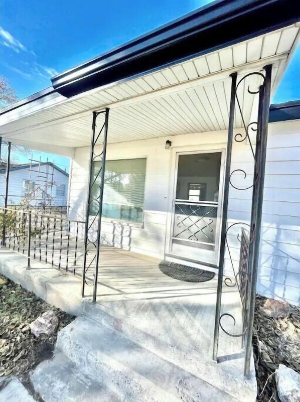 Exterior detail - Cheerful 2 bedroom house in the heart of town (Fallon)