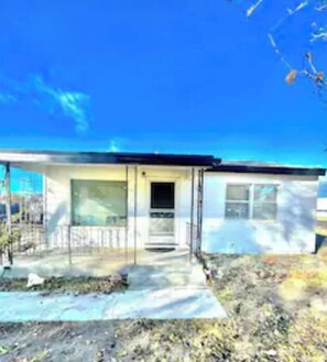 Exterior - Cheerful 2 bedroom house in the heart of town (Fallon)