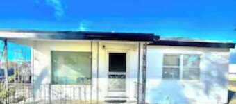 Cheerful 2 bedroom house in the heart of town