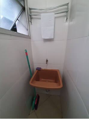 Regadera, secadora de cabello, toallas, papel de baño 