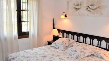 3 bedrooms, iron/ironing board, internet, bed sheets