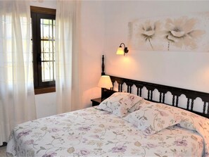 3 bedrooms, iron/ironing board, internet, bed sheets