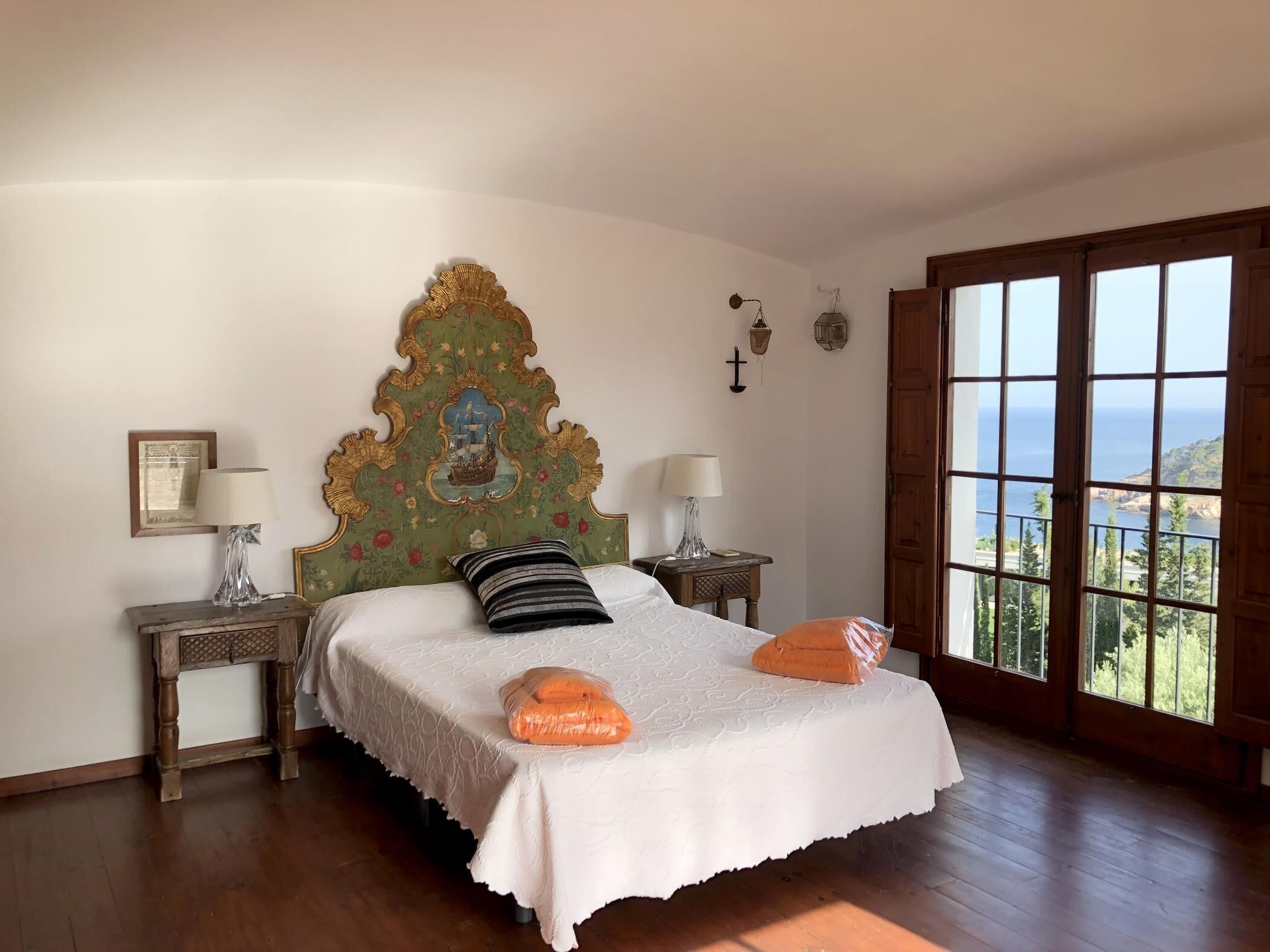 4 bedrooms, iron/ironing board, free internet, bed sheets