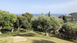 A coastal landscape with a view of the sea and a building on a hill. - Casa Illa Blanca, Aiguablava, Begur (Begur)