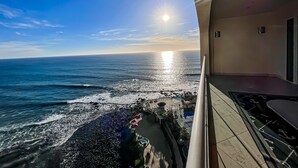 Ein Balkon mit Blick auf das Meer und einen klaren Himmel.