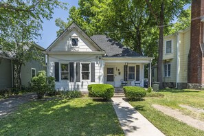 A single-story house with a front porch, a small garden, and a clear pathway leading to the entrance. - Cozy 1-bedroom in Lexington (Lexington)