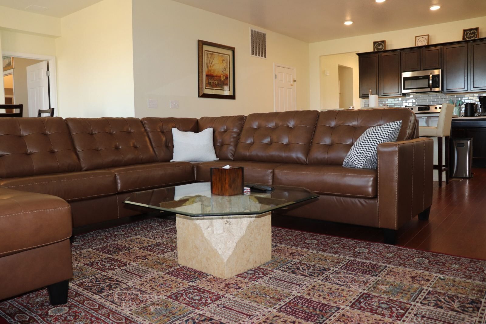 BeautifulWalking distance to Gaylord Rockies , very close to DIA Very quiet area