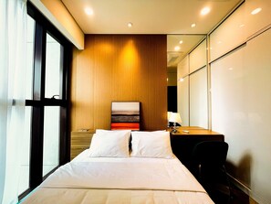 1 Schlafzimmer, Zimmersafe, Schreibtisch, Bügeleisen/Bügelbrett