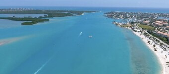 3 Bedroom home. Minutes from beach!