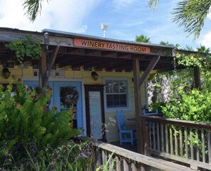 Property grounds - 3 Bedroom home. Minutes from beach! (Fort Pierce)