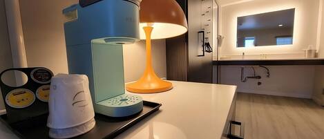 Fridge, coffee/tea maker