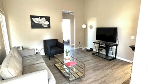 Smart-tv, een open haard en een dvd-speler