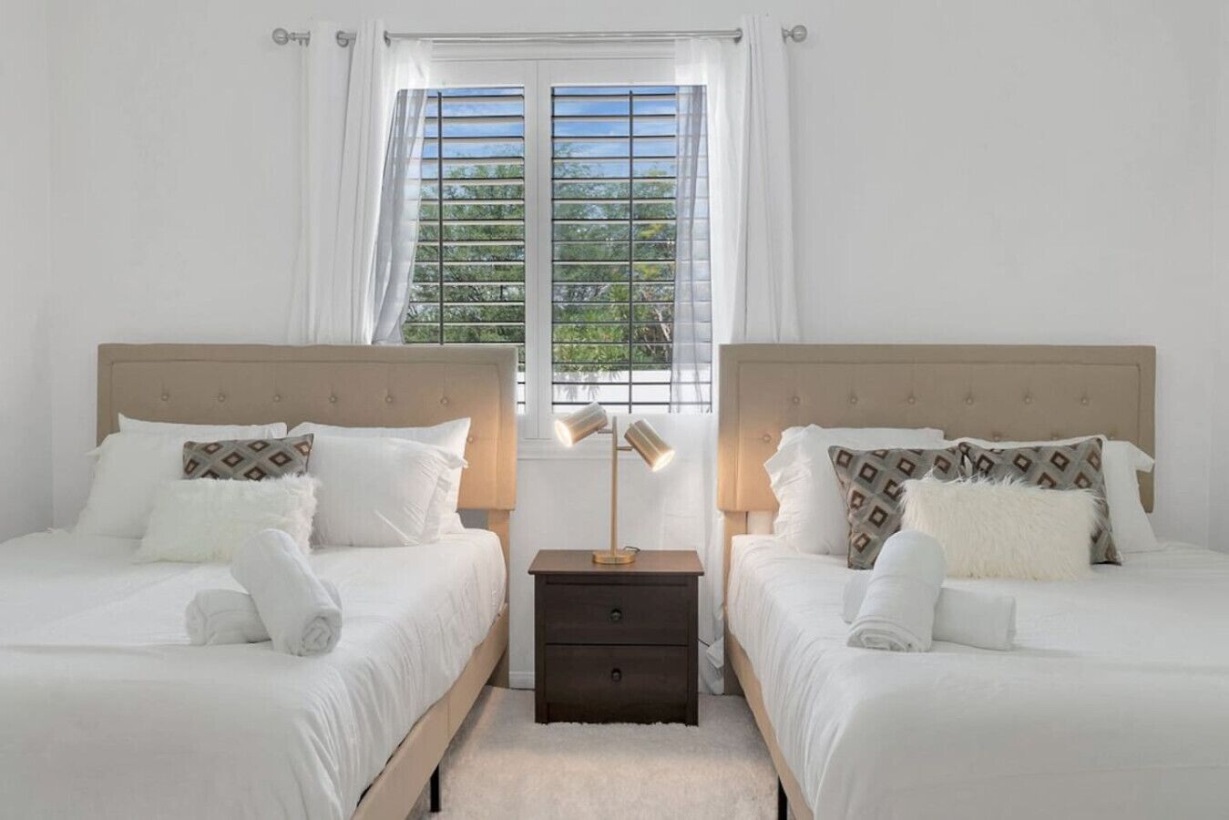 5 soverom, skrivebord, strykejern/-brett og reiseseng for barn