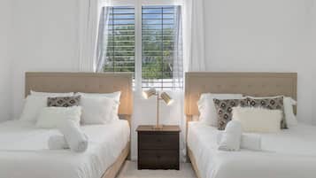 5 soverom, skrivebord, strykejern/-brett og reiseseng for barn