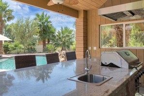 Terrace/patio - Natural Springs-2 acre, Games+karaoke, fit,views. (Riverside County)