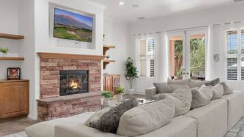 Smart-TV, Kamin, Videospiele, Bücher