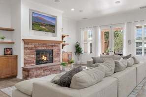 智能電視、壁爐、電子遊戲、書籍