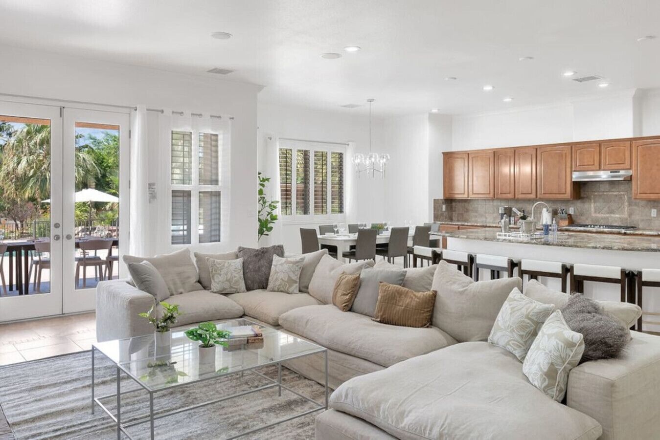 Smart-TV, Kamin, Videospiele, Bücher