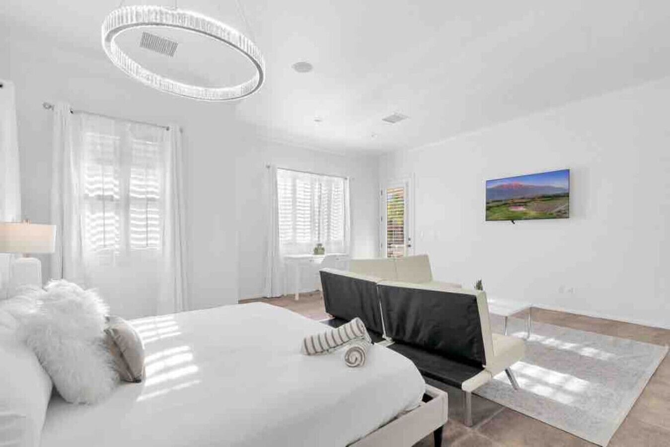5 bedrooms, desk, iron/ironing board, travel crib