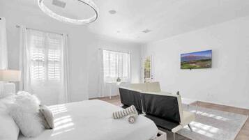5 bedrooms, desk, iron/ironing board, travel crib