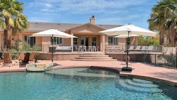 Utendørsbasseng og et oppvarmet basseng