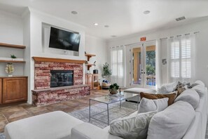 Smart TV, fireplace, video games, books - Natural Springs-2 acre, Games+karaoke, fit,views. (Riverside County)